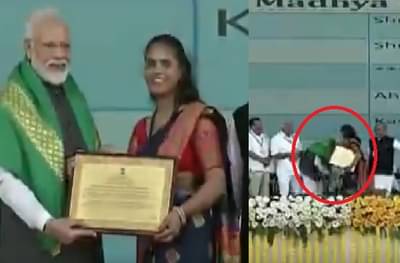 VIDEO | जेव्हा पंतप्रधान व्यासपीठावरच महिलेच्या पाया पडण्यासाठी झुकतात...