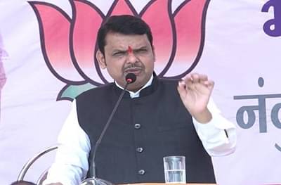 भरसभेत गाय आल्याने तारांबळ, फडणवीस म्हणाले मला गायीचा आशीर्वाद