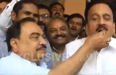 जळगाव जिल्हा परिषदेत भाजपचंच वर्चस्व, खडसे-महाजनांनी एकमेकांना लाडू भरवला