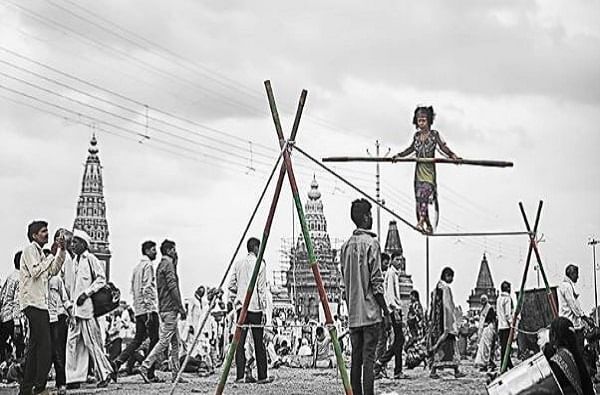BLOG : सावित्रीच्या लेकीची तारेवर कसरत BLOG : सावित्रीच्या लेकीची तारेवर कसरत