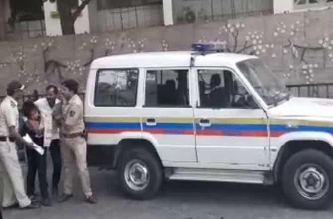 शेतकऱ्याला ठार मारणार का? लेकीसह मातोश्रीवर आलेल्या चिंताग्रस्त शेतकऱ्याचा पोलिसांना सवाल