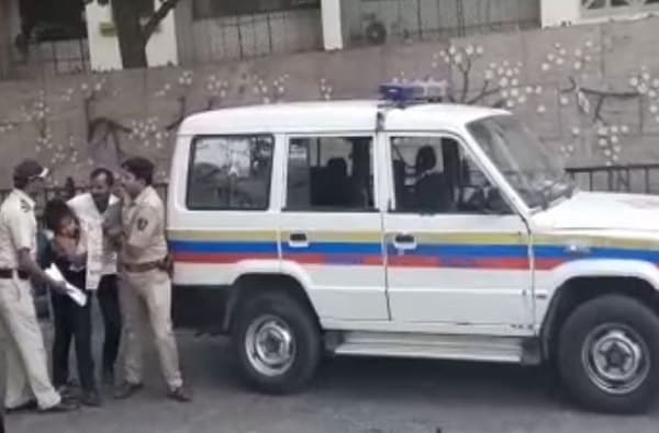 शेतकऱ्याला ठार मारणार का? लेकीसह मातोश्रीवर आलेल्या चिंताग्रस्त शेतकऱ्याचा पोलिसांना सवाल