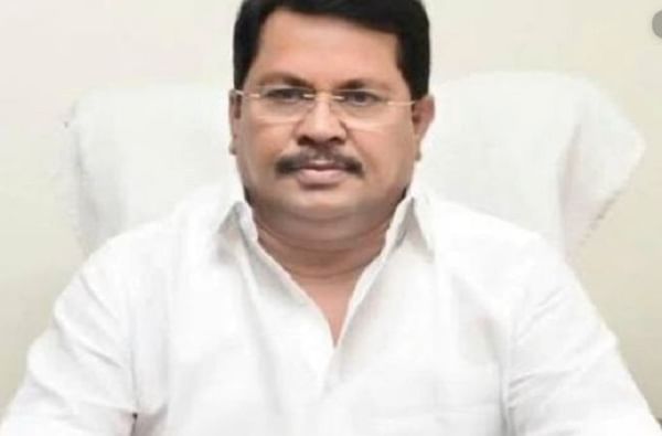 पुण्यात शिकणाऱ्या विद्यार्थ्यांची घरी जाण्याची व्यवस्था, मंत्री विजय वडेट्टीवार यांचं आश्वासन पुण्यात शिकणाऱ्या विद्यार्थ्यांची घरी जाण्याची व्यवस्था, मंत्री विजय वडेट्टीवार यांचं आश्वासन
