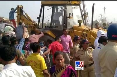दिव्यात अनधिकृत चाळींवर कारवाई, रहिवाशांचा जेसीबीवर चढून विरोध