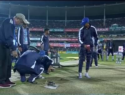 IND vs SL : बीसीसीआयच्या जुगाडाची हद्द, मैदान वाळवण्यासाठी इस्त्री, ड्रायरचा वापर