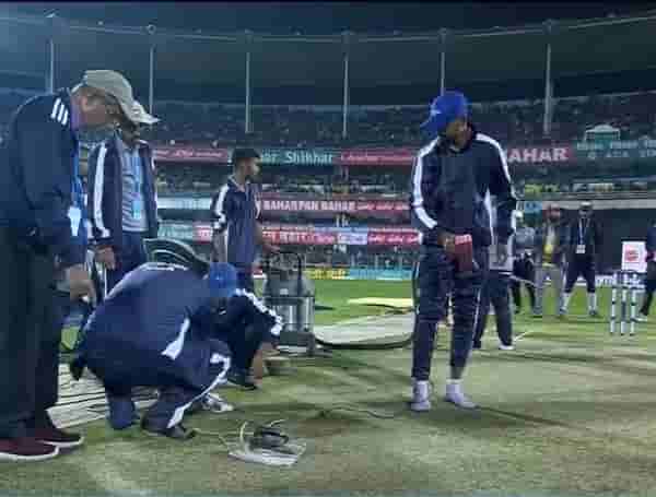 IND vs SL : बीसीसीआयच्या जुगाडाची हद्द, मैदान वाळवण्यासाठी इस्त्री, ड्रायरचा वापर