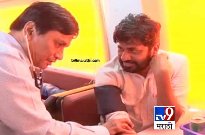 अधिकाऱ्यांनी फाईली दाबल्या तर कायदा मोडून तुरुंगातही जाईन, रक्तदान करुन बच्चू कडूंनी पदभार स्वीकारला