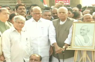 शरद पवार आणि प्रकाश आंबेडकर मोदी सरकारविरुद्ध एकत्र