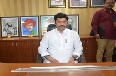 धनंजय मुंडे यांच्या स्वागतासाठी परळीत सोन्याची कमान