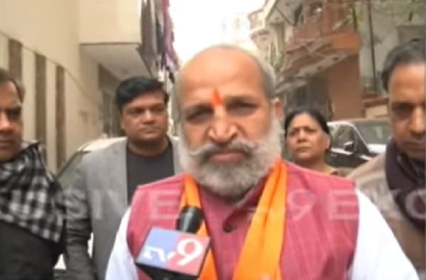 ...ते मराठी लोकही करत नसतील, वादग्रस्त पुस्तकाच्या लेखकाची पहिली प्रतिक्रिया ...ते मराठी लोकही करत नसतील, वादग्रस्त पुस्तकाच्या लेखकाची पहिली प्रतिक्रिया