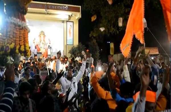 सोलापुरात शिवसेना नेत्याच्या स्वागतासाठी कार्यकर्त्यांकडून नोटांची उधळण