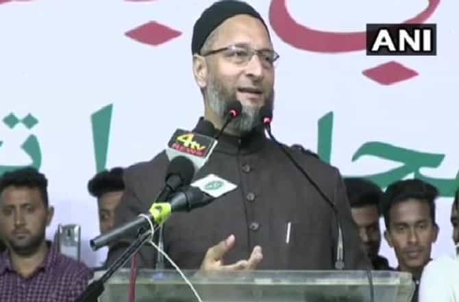 पैसे काँग्रेसकडून घ्या, पण मत मला द्या, ओवेसींकडूनही लक्ष्मीदर्शनाचा सल्ला