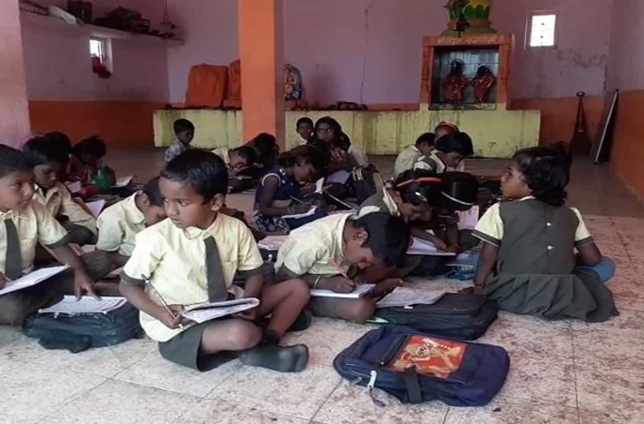 पडक्या खोल्या, भिंतींना तडे, शाळेअभावी चार वर्षांपासून विद्यार्थ्यांवर मंदिरात शिक्षण घेण्याची वेळ