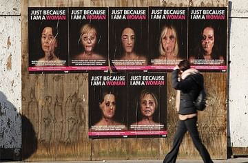 सोनिया गांधींच्या चेहऱ्यावर जखमा असलेले पोस्टर्स इटलीच्या भिंतींवर, कारण...