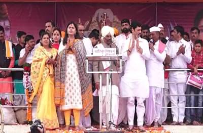 बीडकरांना भारावून टाकणारं चित्रं, धनंजय मुंडे आणि पंकजा मुंडे एकाच मंचावर
