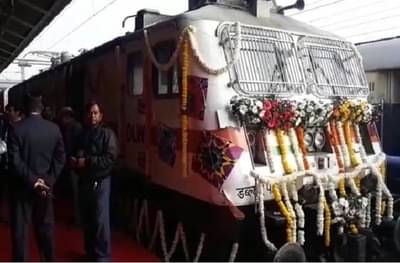 देशातील खासगी तेजस एक्स्प्रेस ट्रेनला हिरवा झेंडा, ट्रेन होस्टेससह अत्याधुनिक सुविधा