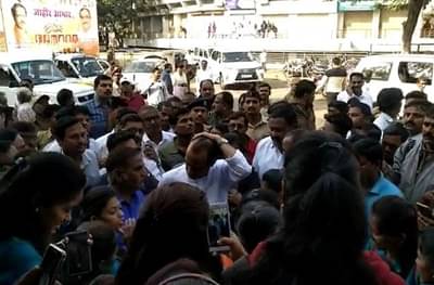 बस स्टॉपवर विद्यार्थिनींची सेल्फीसाठी झुंबड, अजित पवार म्हणतात....