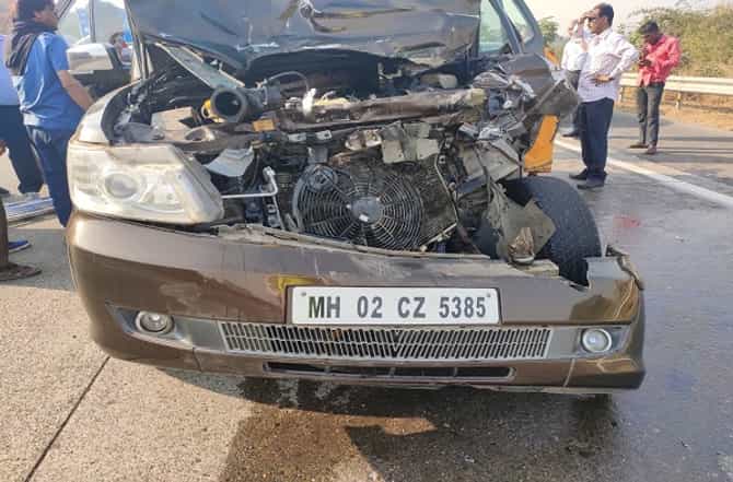 जावेद अख्तर आणि शबाना आझमी यांच्या गाडीला अपघात