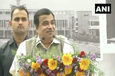 पैशाची कमी नाही, मानसिकतेची कमी, निर्णय घेण्याची हिम्मत हवी : नितीन गडकरी