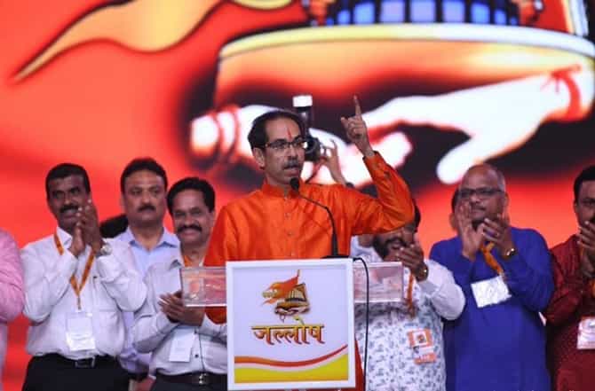 जाहिरातबाज राजकारण्यांचे मुखवटे 100 दिवसात फाटले, होळी करण्यासाठी मुख्यमंत्री ठाकरे अयोध्येला