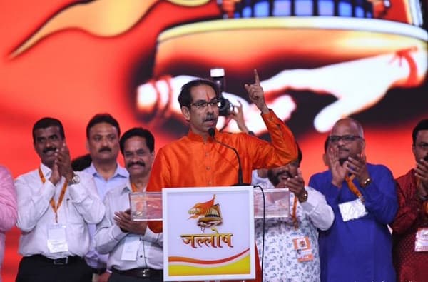 जाहिरातबाज राजकारण्यांचे मुखवटे 100 दिवसात फाटले, होळी करण्यासाठी मुख्यमंत्री ठाकरे अयोध्येला