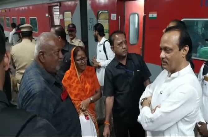 मानवतला जाण्यासाठी उपमुख्यमंत्री सीएसएमटी स्थानकावर, प्रवाशांची अजित दादांकडून विचारपूस