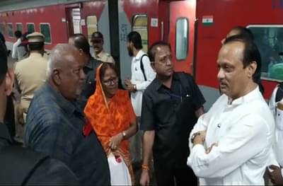मानवतला जाण्यासाठी उपमुख्यमंत्री सीएसएमटी स्थानकावर, प्रवाशांची अजित दादांकडून विचारपूस