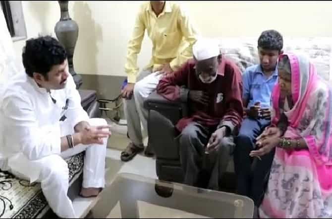 एकाच कुटुंबातील सहा अंध व्यक्तींना धनंजय मुंडेंचा मदतीचा हात