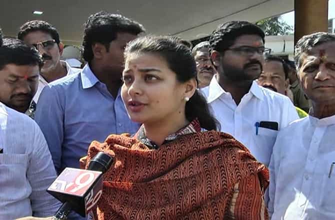 भाजप नेते पाठीत खंजीर खुपसतात : प्रणिती शिंदे