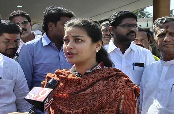 भाजप नेते पाठीत खंजीर खुपसतात : प्रणिती शिंदे