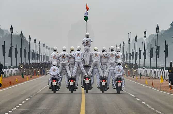देशभरात प्रजासत्ताक दिनाचा उत्साह, राजपथावर देशाच्या सामर्थ्याची झलक, वांद्र्यात आदित्य ठाकरेंच्या हस्ते ध्वजारोहण