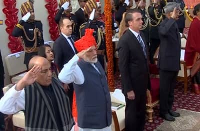 Republic Day : देशात प्रजासत्ताक दिनाचा उत्साह, राजपथावर राष्ट्रपतींच्या हस्ते ध्वजारोहण