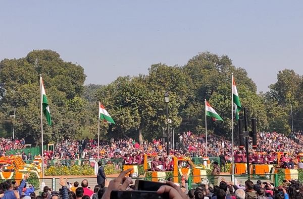 PHOTO : राजपथावर राष्ट्रपतींच्या हस्ते ध्वजारोहण, मुंबईत मुख्यमंत्र्यांच्या उपस्थितीत प्रजासत्ताक दिन साजरा