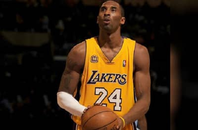 kobe bryant : अमेरिकेत हेलिकॉप्टर अपघात, प्रसिद्ध बास्केटबॉलपटूसह 13 वर्षीय मुलीचाही मृत्यू