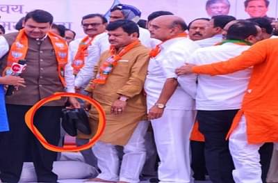 पंकजा मुंडेंच्या स्टेजवर फडणवीसांच्या हाती बूट, रुपाली चाकणकर म्हणतात...