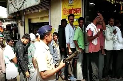 पुण्यात शिवभोजन थाळीसाठी तुफान गर्दी, रांगेवर नियंत्रण ठेवण्यासाठी शस्त्रधारी पोलीस तैनात