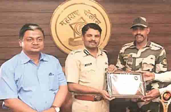 मुंबई-पुणे महामार्गावर शबाना आझमींच्या मदतीला धावणाऱ्या जवानाला शौर्य पुरस्कार