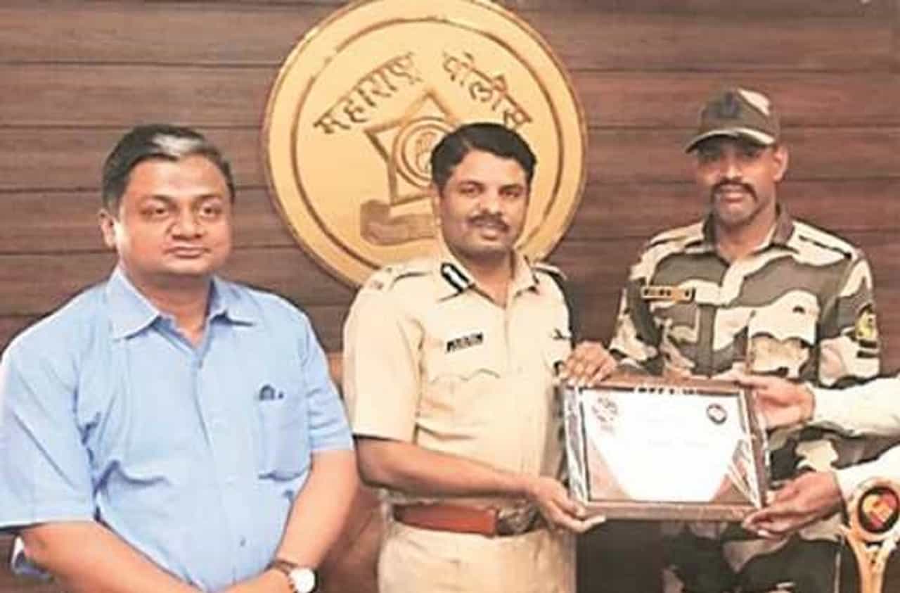 मुंबई-पुणे महामार्गावर शबाना आझमींच्या मदतीला धावणाऱ्या जवानाला शौर्य पुरस्कार