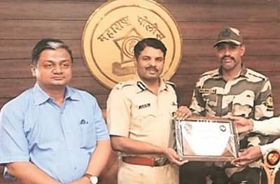 मुंबई-पुणे महामार्गावर शबाना आझमींच्या मदतीला धावणाऱ्या जवानाला शौर्य पुरस्कार