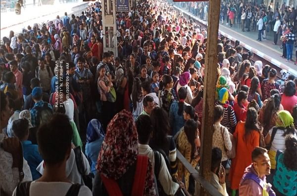एसी लोकलला पहिल्याच दिवशी 25 मिनिटं विलंब, ठाणे स्टेशनवर गर्दीचं भयानक दृश्य