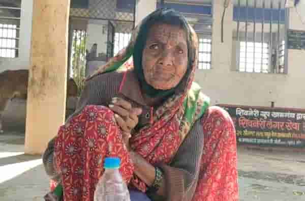 शेतात कामाला जा आणि कमवून आण, 75 वर्षीय वृद्ध आईला मुलांनी घरातून हाकलले