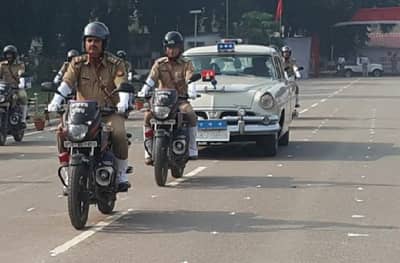 ...फक्त युपी पोलीस महासंचालकांच्या रिटायरमेन्टला निघते ही गाडी!