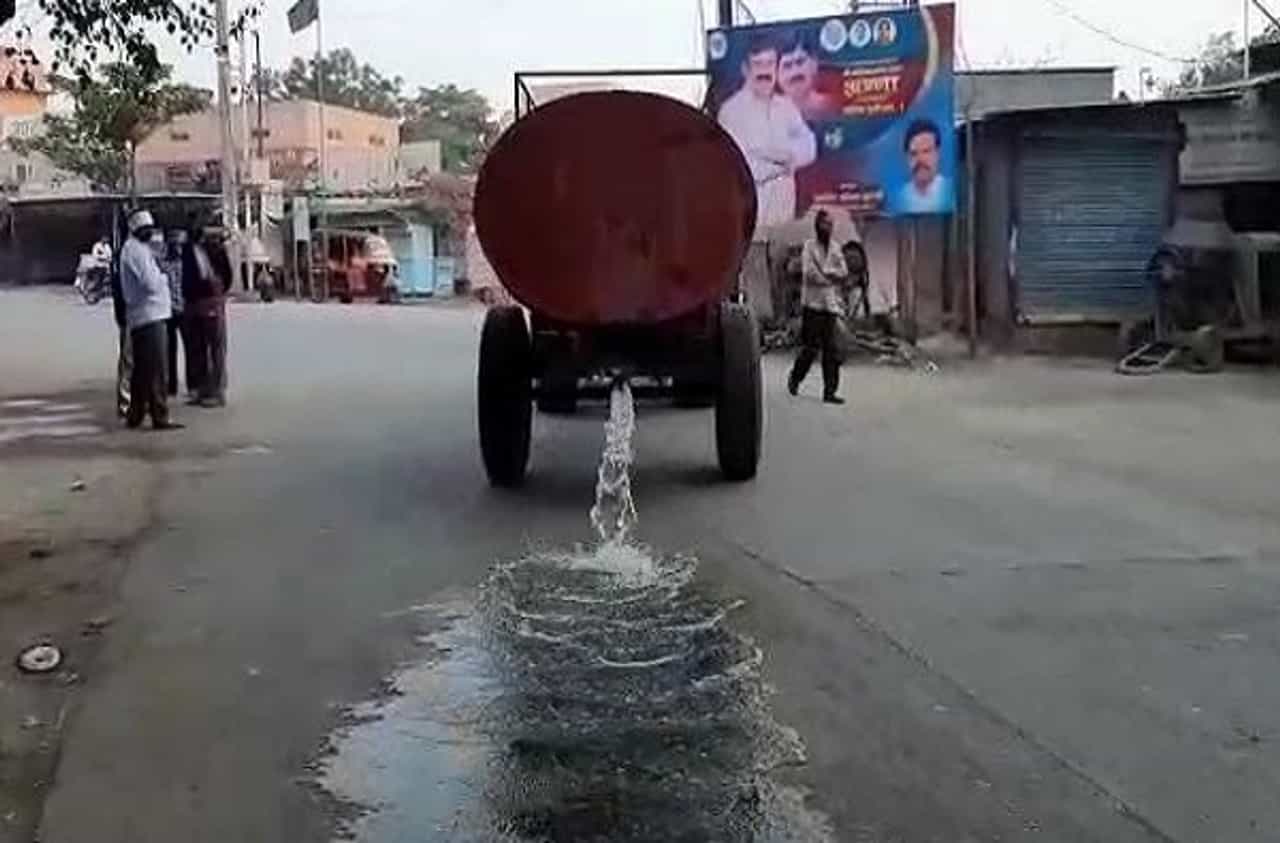 दुष्काळाचा विसर! राष्ट्रवादी गटनेत्याच्या वाढदिवसानिमित्त परळीत रस्ता पाण्याने धुतला
