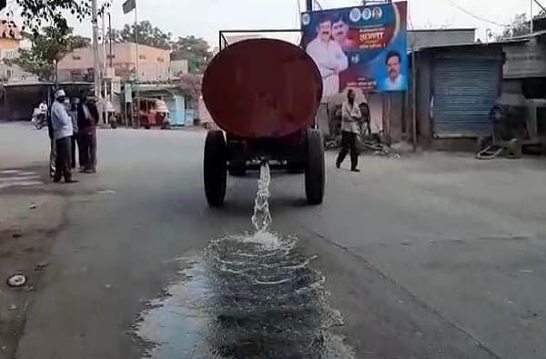 दुष्काळाचा विसर! राष्ट्रवादी गटनेत्याच्या वाढदिवसानिमित्त परळीत रस्ता पाण्याने धुतला