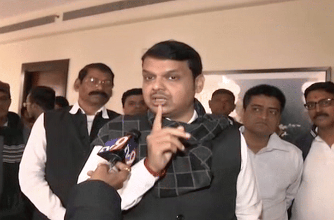 आमच्या काळात राष्ट्रपुरुषांच्या यादीत सावरकरांचं नाव चुकून राहिलं : फडणवीस