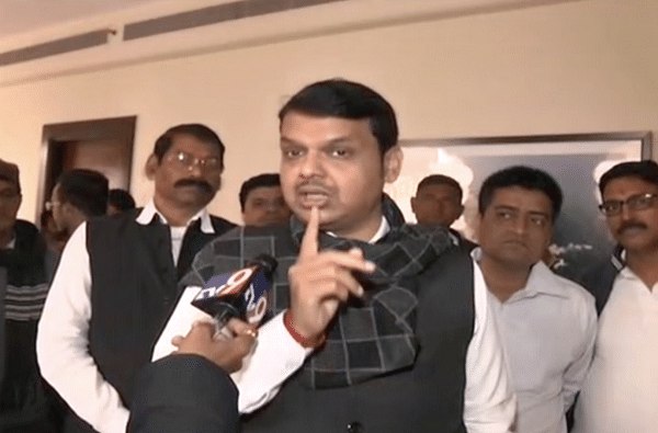 आमच्या काळात राष्ट्रपुरुषांच्या यादीत सावरकरांचं नाव चुकून राहिलं : फडणवीस आमच्या काळात राष्ट्रपुरुषांच्या यादीत सावरकरांचं नाव चुकून राहिलं : फडणवीस