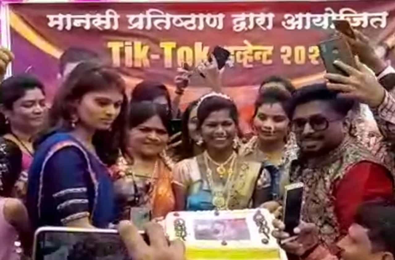 टिक-टॉक स्टारच्या जन्मदिनानिमित्त परळीमध्ये हजारो टिक टॉक स्टार