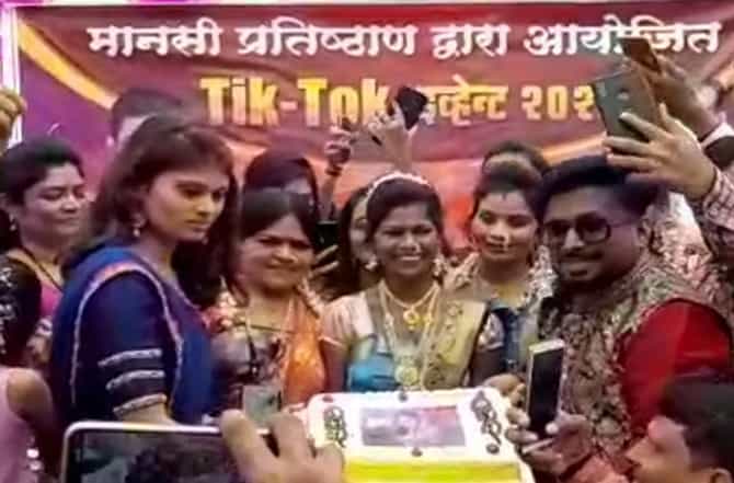 टिक-टॉक स्टारच्या जन्मदिनानिमित्त परळीमध्ये हजारो टिक टॉक स्टार