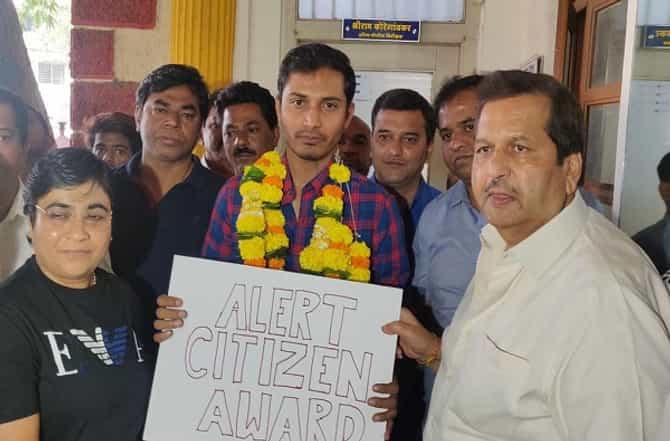 सीएएविरोधी संभाषण ऐकून उबर चालक पोलिसात, भाजप आमदाराकडून सत्कार