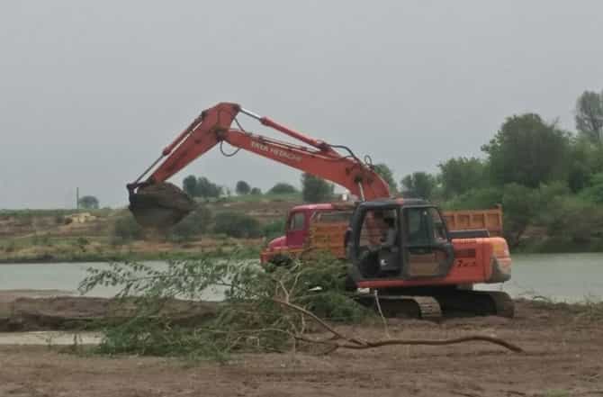 भीमा नदी पात्रात अवैध वाळू उपसा करणाऱ्यांविरोधात मोठी कारवाई, 2 कोटींचा मुद्देमाल जप्त